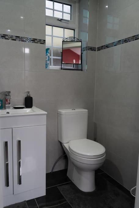 Stylish 1 Bed Apartment In Newly Refurbished Building W/ Parking & Wi-Fi Birmingham Extérieur photo